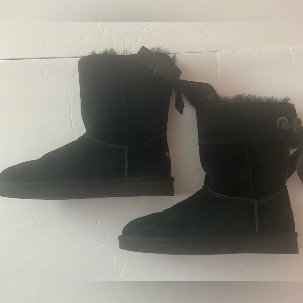 UGG SZ 7 Women's Black Suede Winter Boots faux fur lining and Bow detail